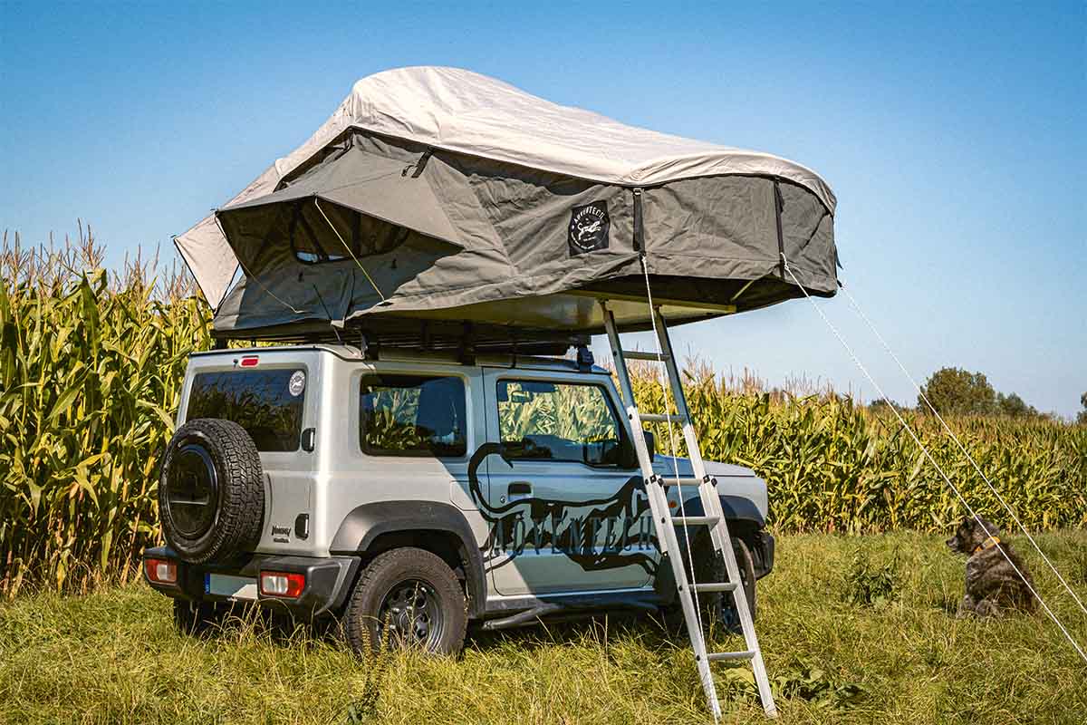 Vue latérale de la tente de toit Adventech 140 montée sur un 4x4