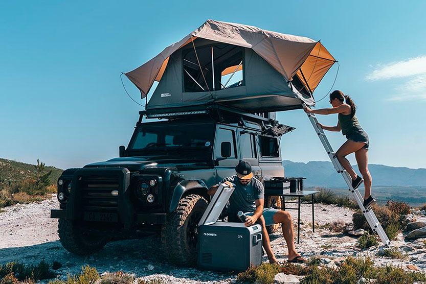 Tente de toit sur un Land Rover Defender. L'Overlanding dans la nature