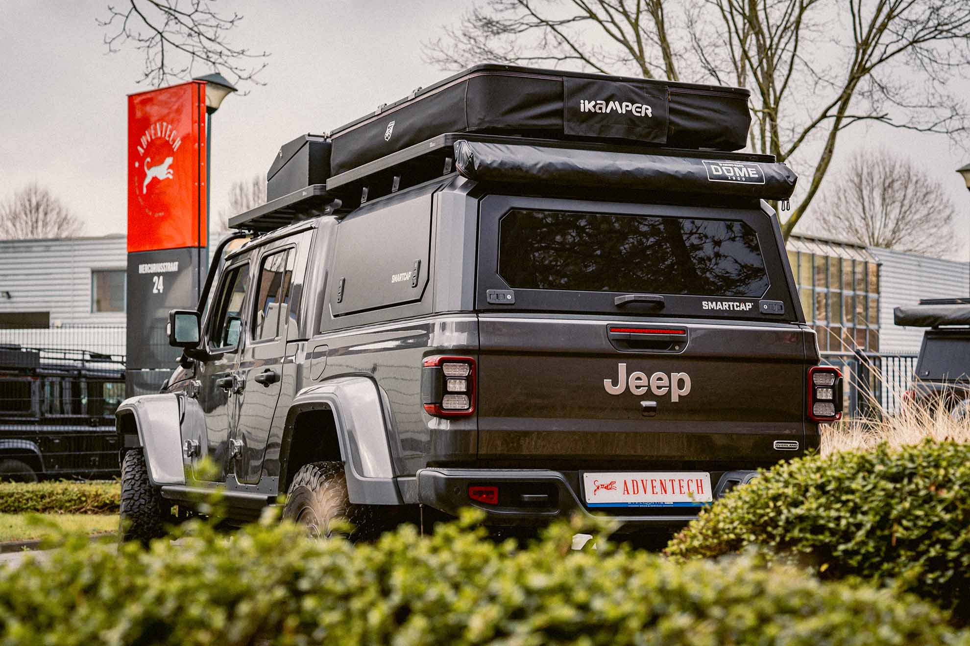 Jeep Gladiator avec hardtop RSI SmartCap, tente de toit et auvent devant Adventech à Zaventem
