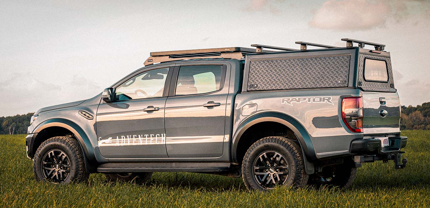 Ford Ranger Raptor Adventech équipé d’une galerie sur la cabine et de barres sur le hardtop