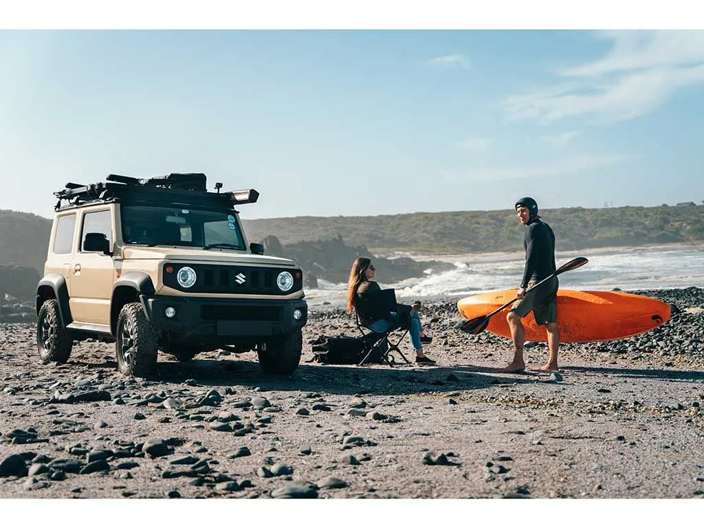 Suzuki Jimny équipé d’une galerie Front Runner sur une plage