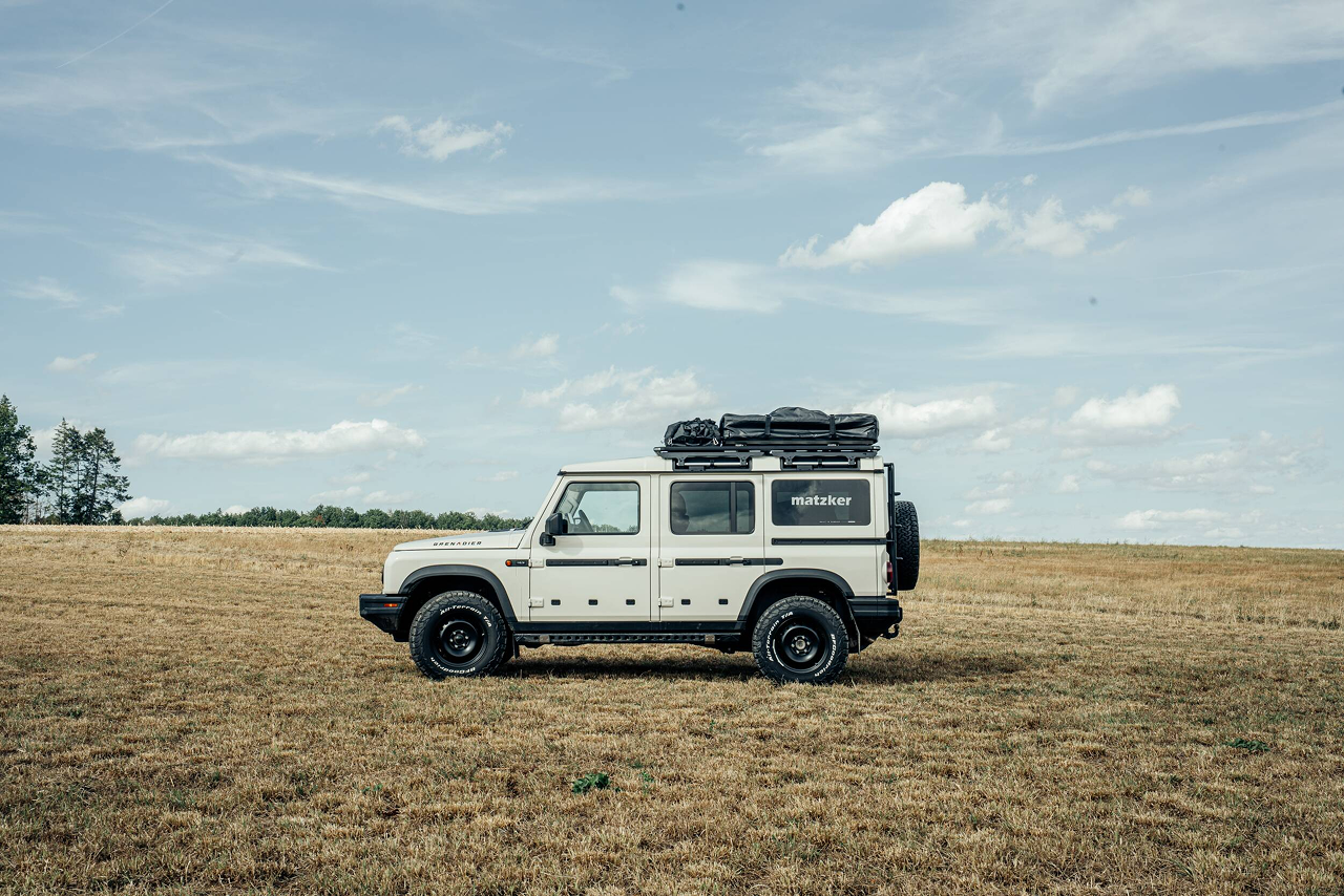 4x4 chargé pour le voyage avec des bagages fixés sur une galerie de toit