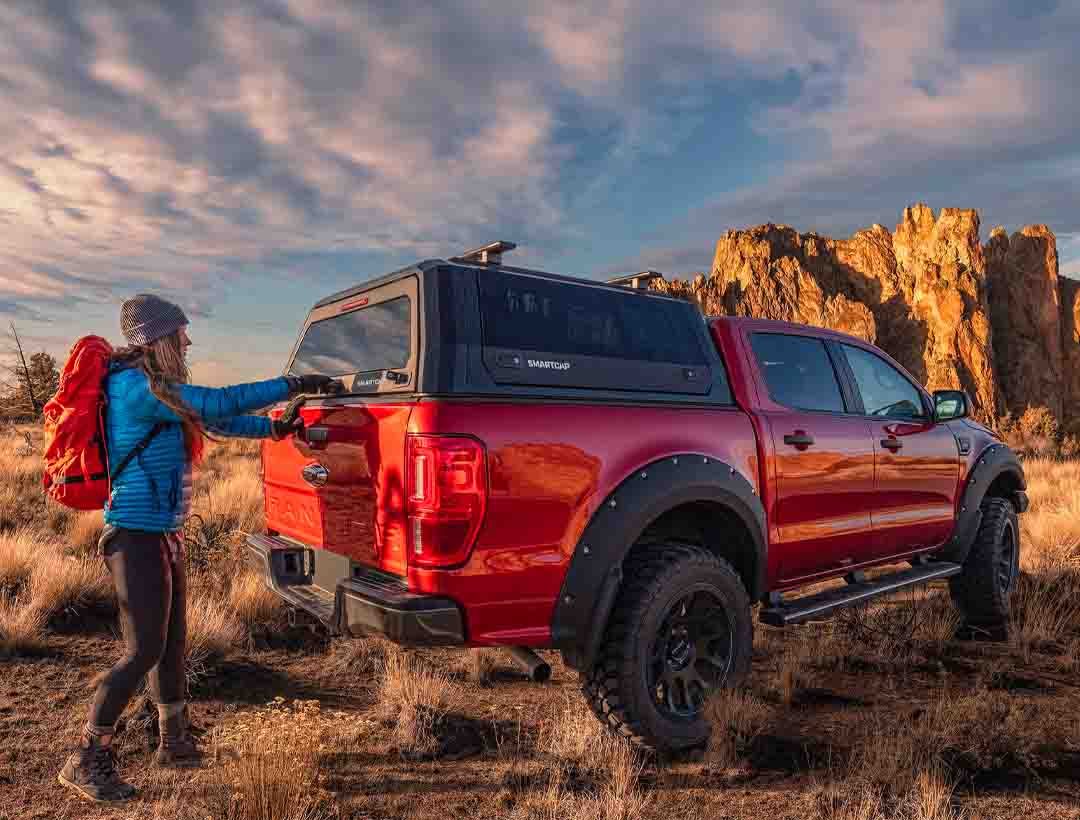 Photo d'un hard-top sur un pick-up rouge ford ranger.