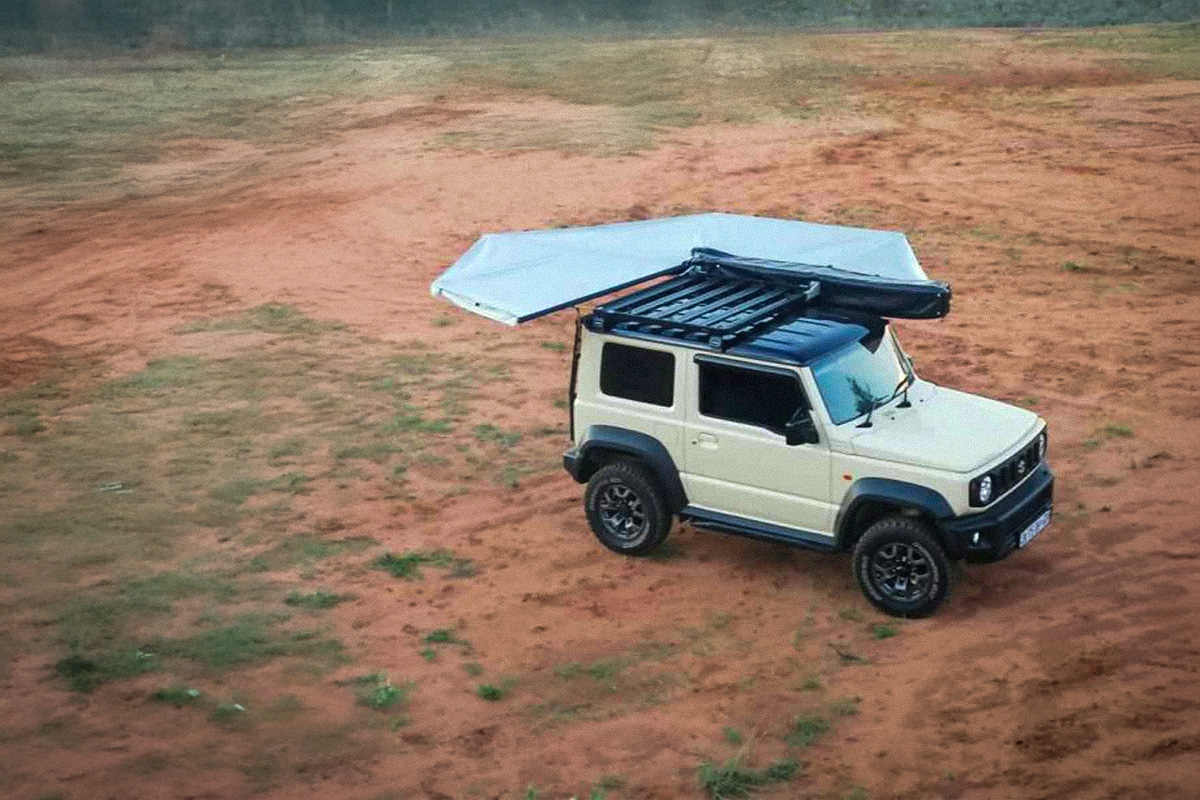Auvent installé sur un Suzuki Jimny en forêt