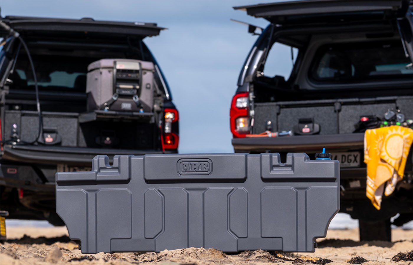 Twee pick-ups uitgerust met de ARB Frontier-watertank in een off-road omgeving.