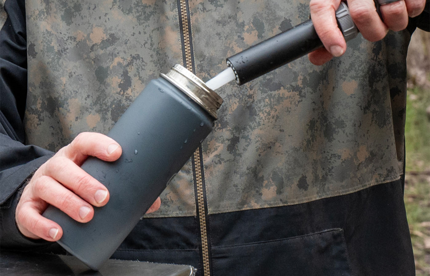 Close-up van een beker die wordt gevuld met drinkwater uit het ARB-systeem.
