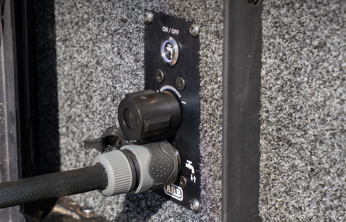 Detail van het aansluitpaneel en de wateruitlaat van de ARB-tank.