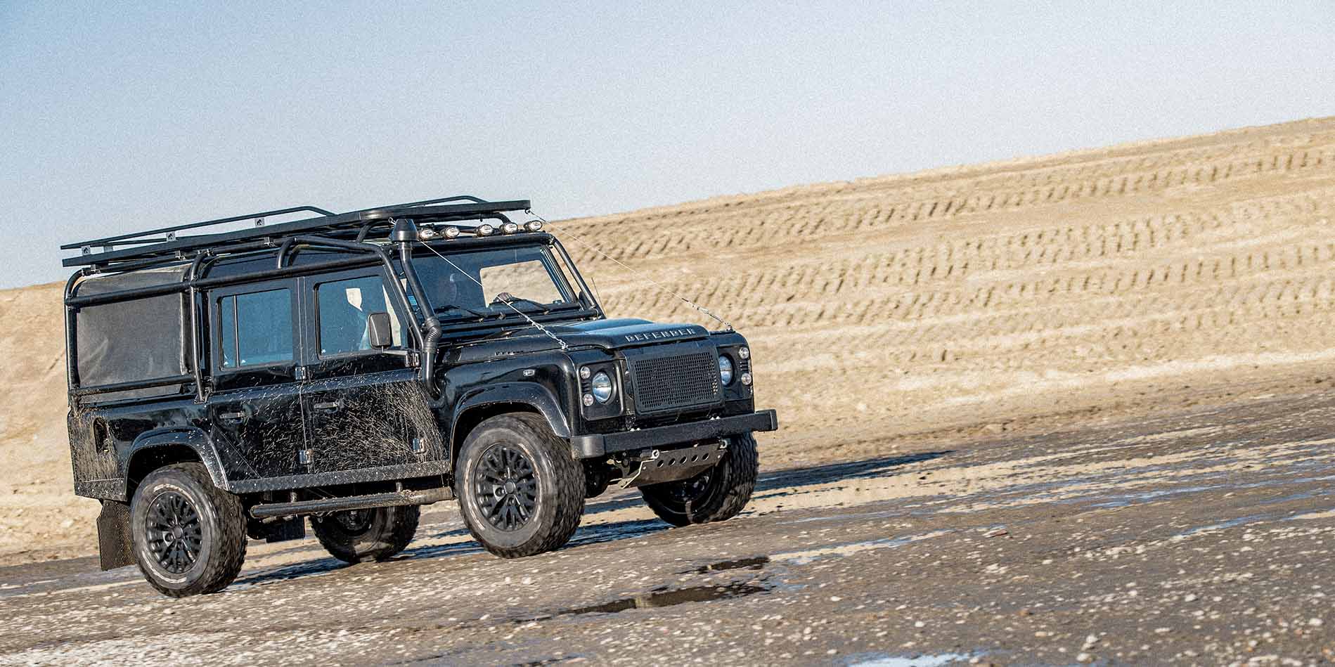 4x4 voertuig in avontuursituatie