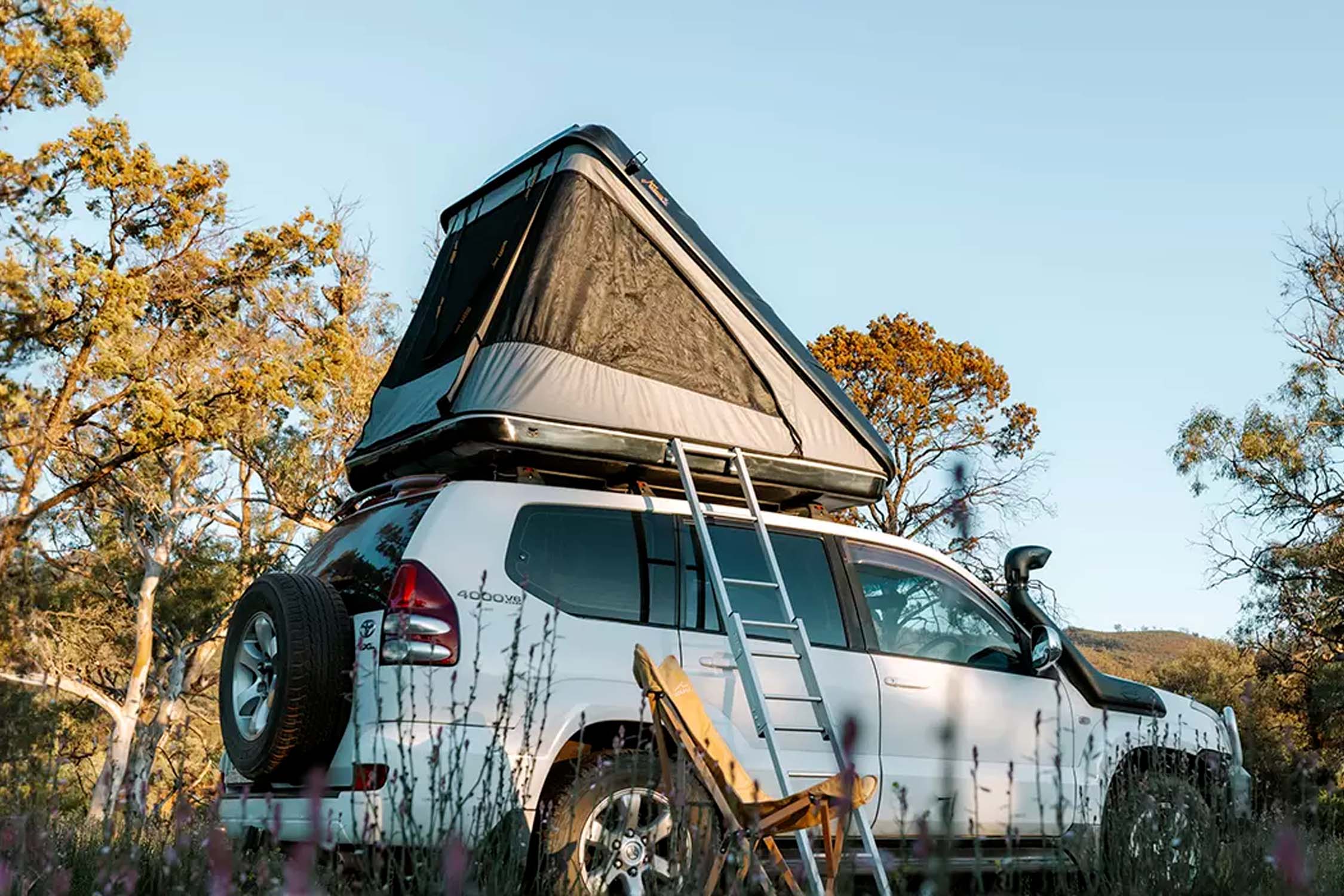 Auvent 270 degrés James Baroud déployé à côté d'un 4x4, exemple d'accessoire de l'écosystème.