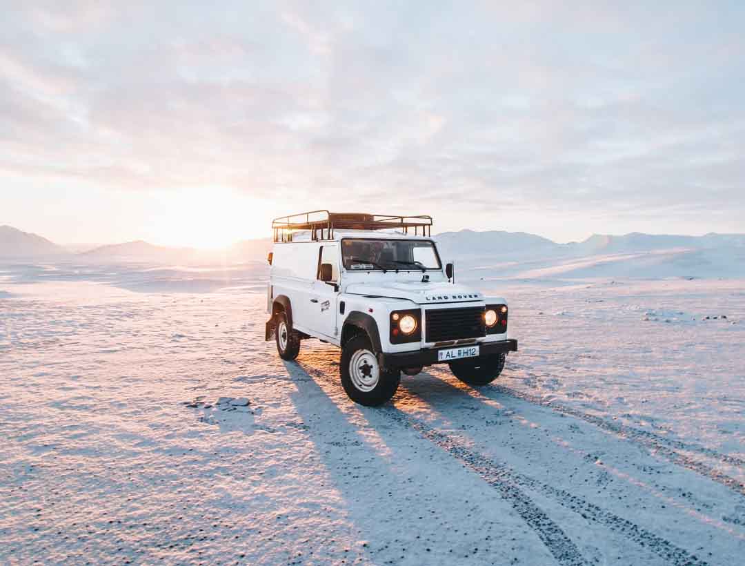 Land rover defender vintage dans la nature, un désert de neige