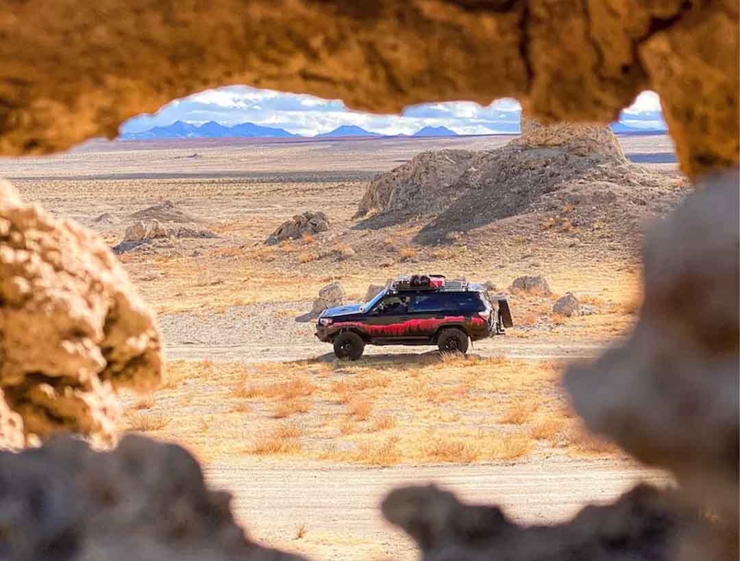 Toyota en plein overlanding dans le désert