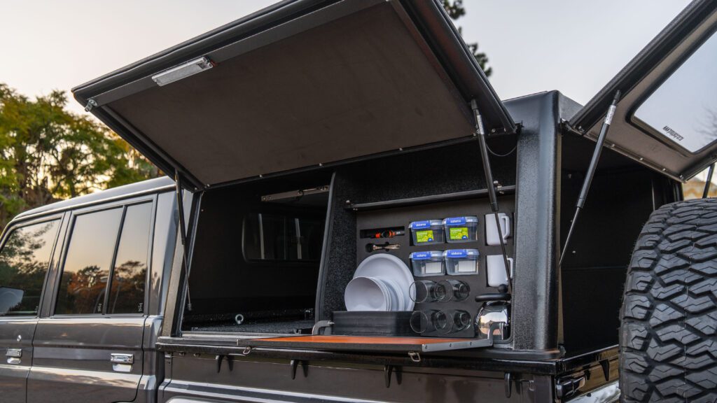 Interieur Bushtech Canopy – M8-rails, LED-verlichting, modulaire opbergsystemen voor overlanding