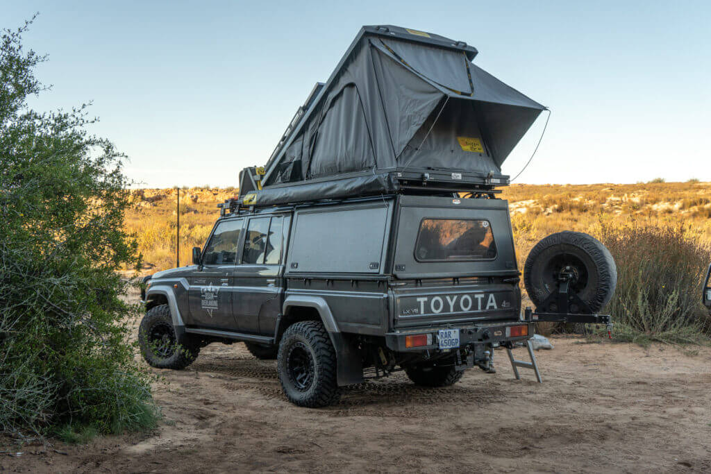 Bushtech Canopy op Ford Ranger met daktent en dakdrager – overzicht in situatie