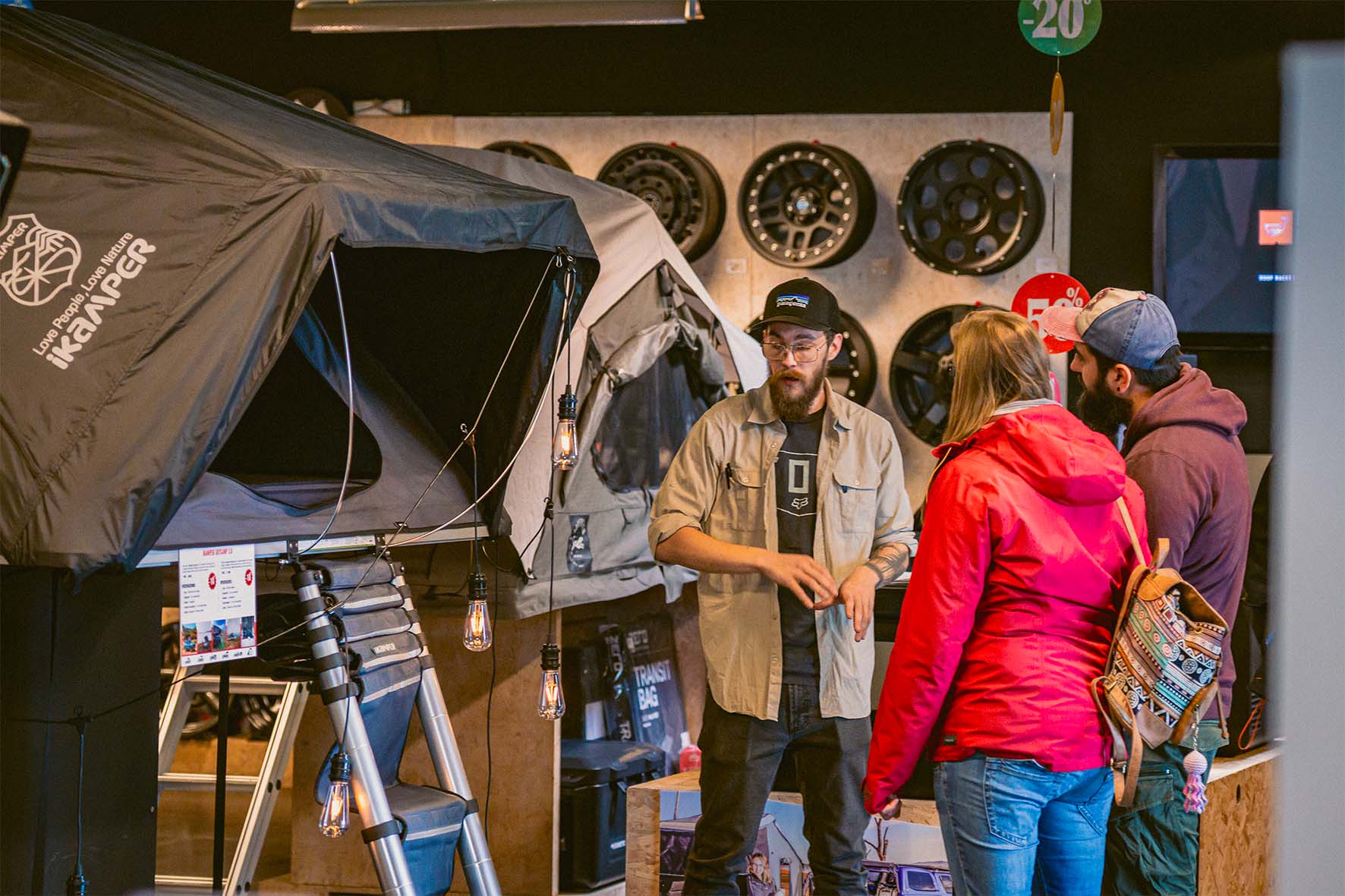 Intérieur du showroom Adventech 4x4 avec tentes de toit exposées
