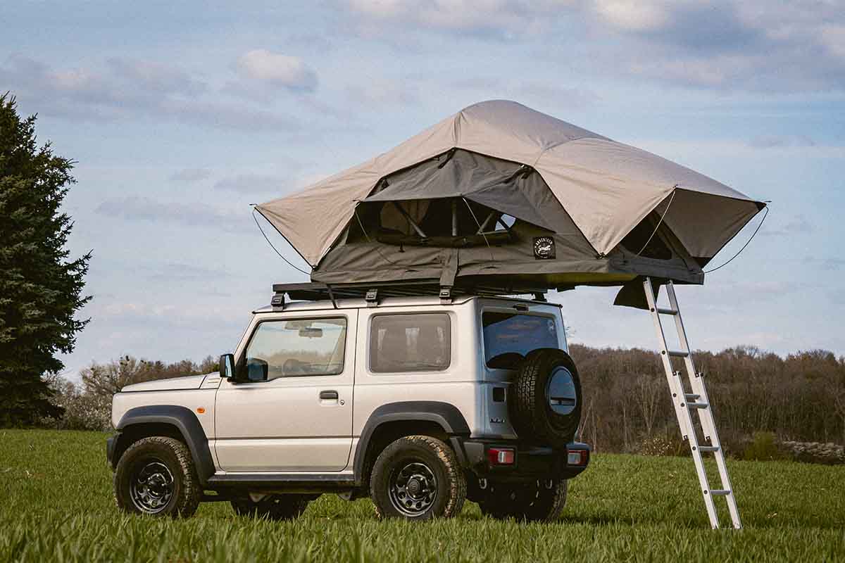 Vue latérale de la tente de toit Adventech 140 montée sur un 4x4