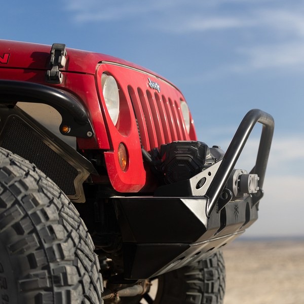 Treuil ARB installé sur une Jeep rouge, vue de profil