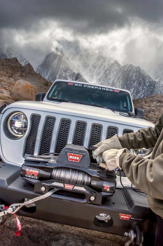Treuil WARN VR EVO 10-S monté sur une Jeep en montagne